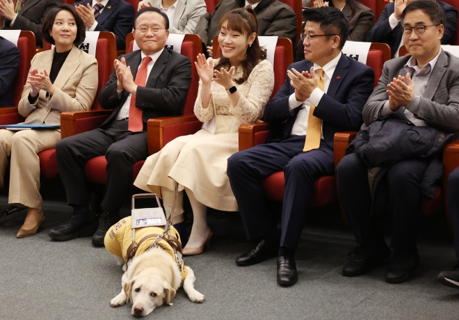 ‘(어항)을 깨고 바다로 간다’라는 제목의 책을 펴낸 김예지 국민의힘 의원(가운데)이 4일 국회도서관에서 열린 출판기념회에서 윤재옥 원내대표 등과 함께 박수를 치고 있다. 2024.1.4 연합뉴스