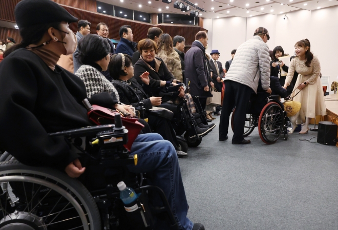 ‘(어항)을 깨고 바다로 간다’라는 제목의 책을 펴낸 국민의힘 김예지 의원이 4일 국회도서관에서 열린 출판기념회에서 참석자들과 인사하고 있다.  2024.1.4 연합뉴스