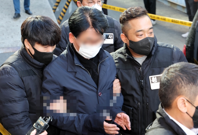 이재명 더불어민주당 대표를 흉기로 찌른 혐의로 검거된 김모(67)씨가 구속전피의자심문(영장실질심사)를 받기 위해 4일 오후 부산 연제구 연제경찰서를 나서고 있다. 2024.1.4 뉴시스