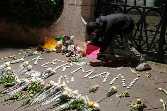 한 남성이 지난 3일(현지시간) 이란 케르만에서 발생한 폭탄 테러로 희생된 이들을 추모하기 위해 프랑스 파리 주재 이란 대사관 앞에 마련된 추모공간에서 “이란, 애도”가 적힌 표지판을 보여주고 있다. 파리 AFP 연합뉴스