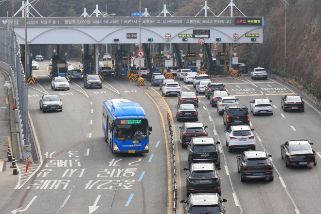 서울시가 남산 1·3호 터널과 연결도로 혼잡통행료를 오는 15일부터 도심 방향으로만 2000원 받기로 했다고 밝힌 4일 오후 서울 중구 남산 1호 터널 요금소를 차량이 지나고 있다. 연합뉴스