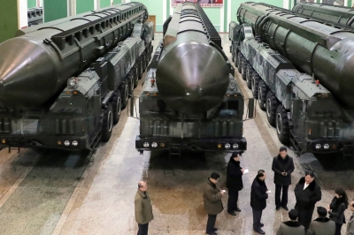 김정은, 신형 고체연료 ICBM ‘화성-18형’ 발사대 차량 공장 시찰