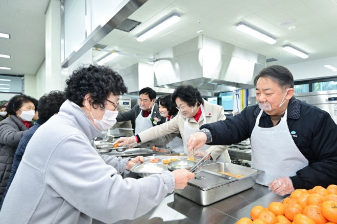 이천 에이스경로회관에서 어르신들께 무료로 식사를 대접하고 있다. 에이스침대 제공