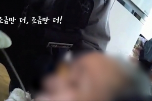 “뱉지 마세요, 살아야지!”…비틀거리던 노인에 간절히 외친 경찰