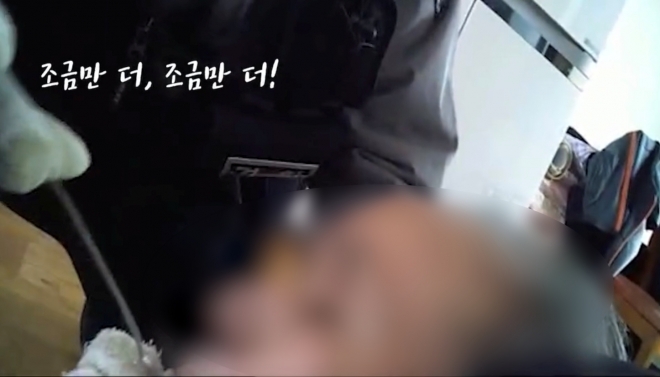 지난달 20일 오후 2시 56분쯤 대전 유성구 원내동 한 아파트에서 저혈당 쇼크로 의식을 잃은 노인에게 경찰이 설탕물을 먹여 구조했다. 사진은 경찰이 노인에게 숟가락을 이용해 설탕물을 먹이는 장면. 대전경찰청 페이스북