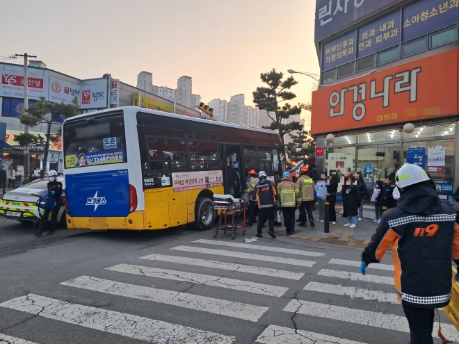 5일 경기 고양시 일산서구 대화동의 한 도로에서 버스가 앞서가던 버스 후미를 들이받아 두 버스의 승객 등 15명이 다치는 사고가 발생했다. 2024.1.5 경기북부소방재난본부 제공