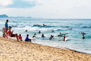 서핑 덕에 핫 플레이스…주민보다 27배 많은 방문객 찾은 양양