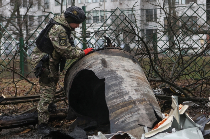 2일(현지시간) 러시아 공습으로 파괴된 우크라이나 하르키우 주거용 건물 근처에서 폭탄 처리반 대원이 북한제 KN-23으로 추정되는 미사일 잔해를 수습하고 있다. 2024.1.5 로이터 연합뉴스