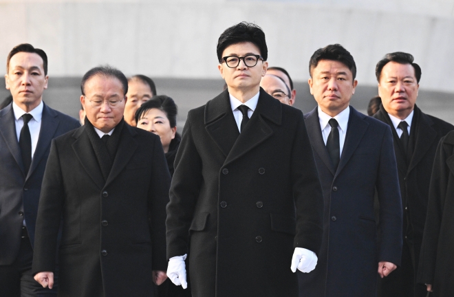 한동훈 국민의힘 비상대책위원장이 서울 동작구 국립서울현충원을 찾아 참배를 마친 뒤 걸음을 옮기고 있다. 2024.1.1 홍윤기 기자