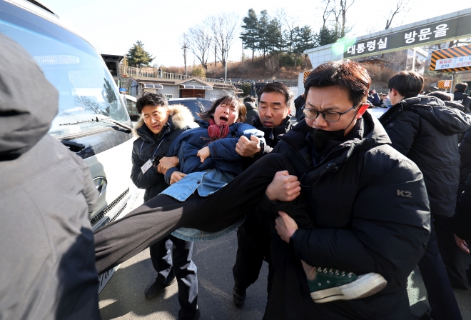 6일 오후 서울 용산구 대통령실 인근 입구 앞에서 한국대학생진보연합 대학생들이 ‘윤석열 대통령의 김건희 특검 거부 규탄’ 기습시위 도중 경찰들에게 연행되고 있다. 2024.01.06. 뉴시스