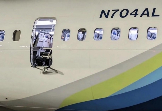 미국 오리건주 포틀랜드에서 캘리포니아주 온타리오로 향하던 알래스카항공의 보잉737맥스9 항공기가 상공에서 창문이 깨지고 동체 일부가 뜯겨 나가는 사고가 발생해 비상착륙했다. 사진은 착륙 후 탑승객이 촬영한 항공기 내부 모습. CNN 캡처