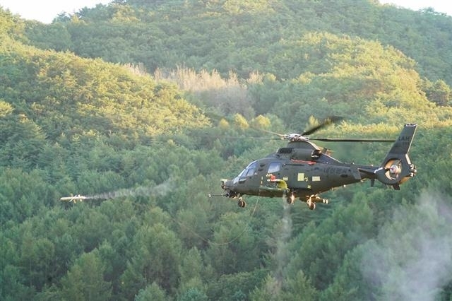 한국항공우주산업(KAI)이 개발한 소형무장헬기(LAH)가 공대지 미사일을 발사하고 있다. KAI 제공