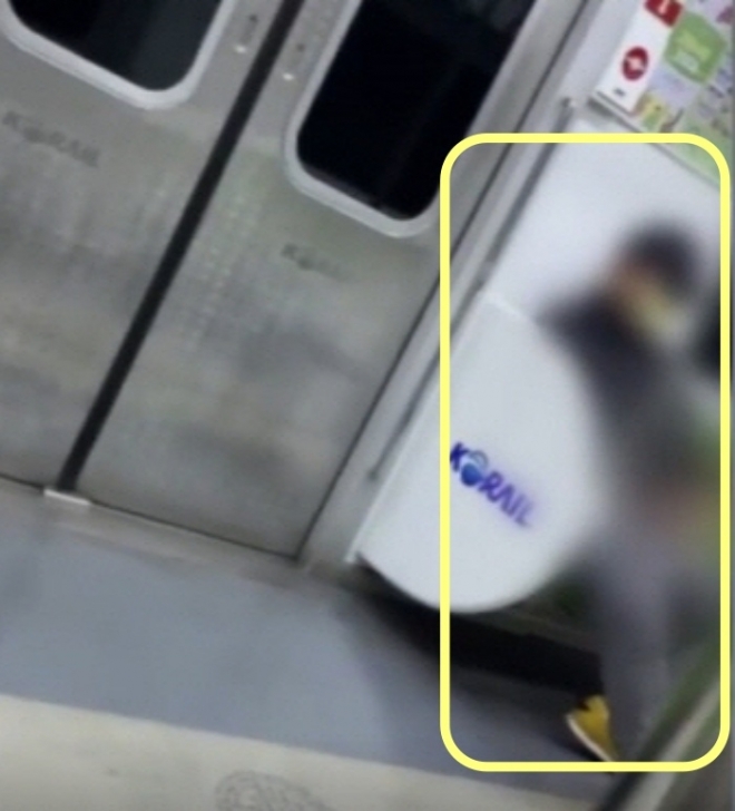 늦은 오후 춘천역에서 상봉역으로 향하는 경춘선에서 한 남성이 20대 여성과 단둘이 있는 전동차 내부에서 음란행위를 했다. JTBC 사건반장 캡처