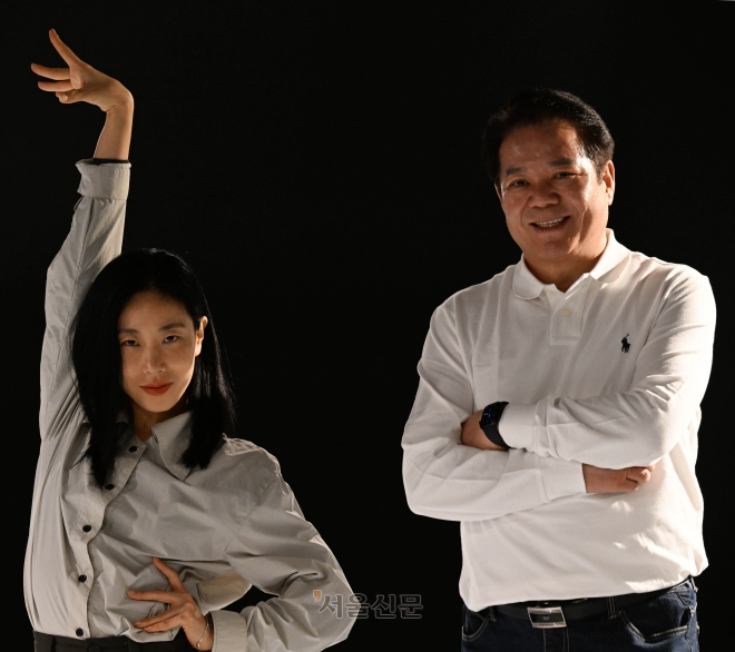 지난 4일 서울 성동구 원밀리언 댄스스튜디오에서 수석 안무가 리아킴(왼쪽)과 최대호 안양시장이 인터뷰 포즈를 취하고 있다. 홍윤기 기자