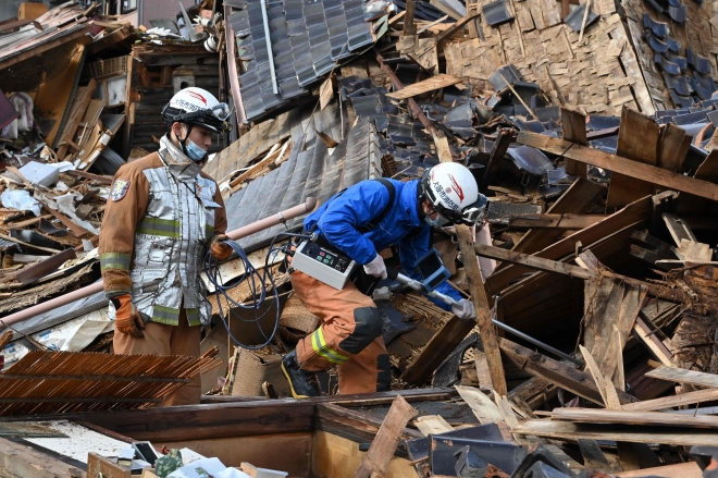 지진 실종자 수색작업 벌이는 日 구조대원들