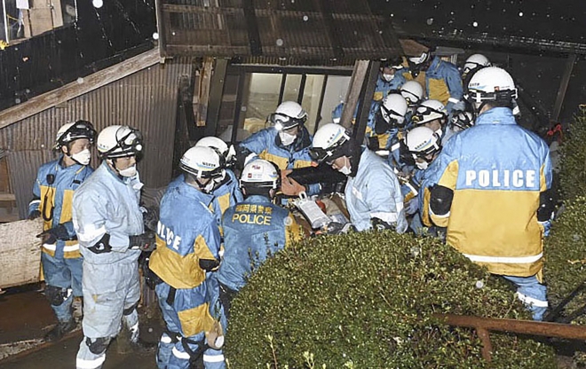 일본 이시카와현 노토반도에 규모 7.6의 강진이 발생한 지 124시간 만인 지난 6일 경찰들이 스즈시의 무너진 집에서 90대 여성을 구조하고 있다. 스즈 교도 연합뉴스