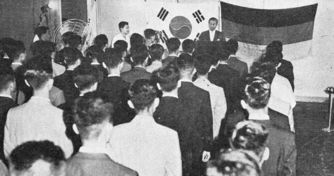 1962년에 독일(당시 서독)로 파견되는 광부들의 모습. 전면에 한국과 독일의 국기가 걸려 있다.  위키피디아 제공