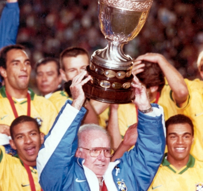 브라질 대표팀 감독이던 마리우 자갈루가 1970년 멕시코 월드컵에서 우승컵을 들어올리고 있다. 자갈루는 축구 역사상 처음 감독과 선수로 대회 정상에 올랐다. 브라질축구협회 홈페이지