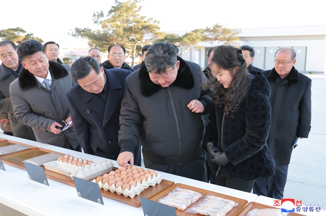 김정은, 딸과 함께 광천닭공장 시찰