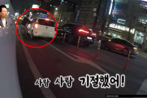 내리막길 굴러온 차량…“기절했어, 잡아!” 시민이 뛰어들어 차 키 뽑아