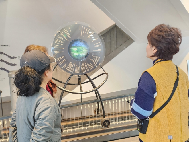 서울 용산구 용산역사박물관 전시해설 자원봉사자가 작품에 대해 설명하고 있다. 용산구 제공