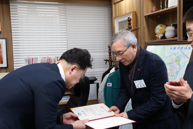 오언석(왼쪽) 서울 도봉구청장이 올해 새로 위촉된 고용 감찰관에게 위촉장을 전달하고 있다. 도봉구 제공