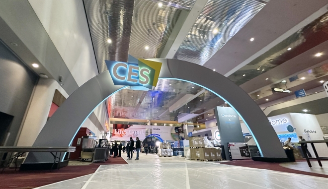 세계 최대 가전·정보기술(IT) 전시회 CES 2024 개막을 이틀 앞둔 7일(현지시간) 미국 라스베이거스 컨벤션센터(LVCC) 센트럴홀. 전시를 앞둔 참가 업체 직원들이 오가고 있다.   라스베이거스 연합뉴스