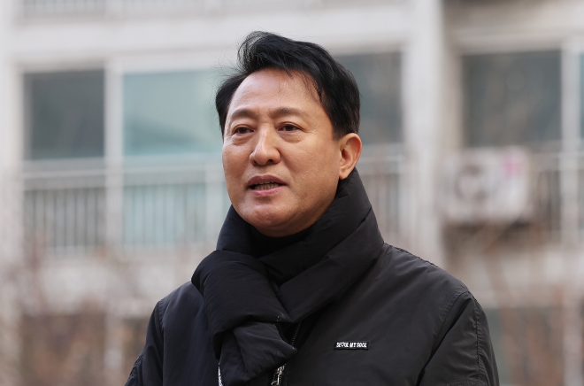 오세훈 서울시장이 8일 서울 노원구 소재 노후 아파트를 찾아 소방·방화시설 관리실태를 점검한 뒤 대책 발표를 하고 있다.   뉴스1