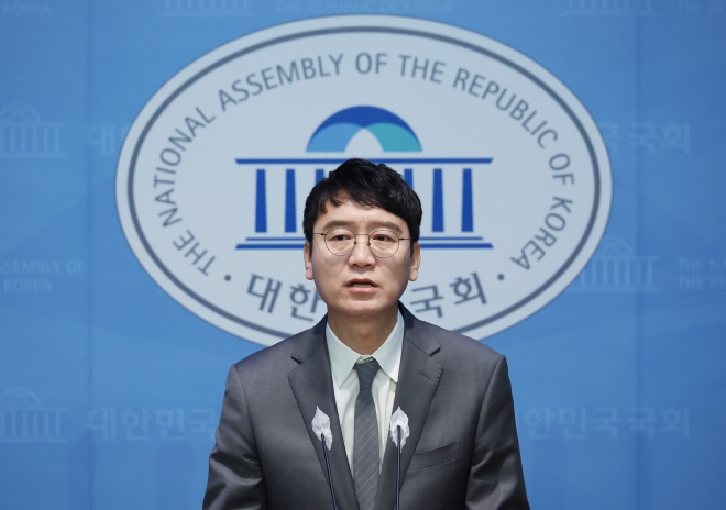 김웅 국민의힘 의원이  8일 국회에서 22대 총선 불출마 선언을 하고 있다. 연합뉴스