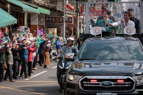 대만 총통 선거를 앞두고 라이칭더(왼쪽) 민진당 후보가 8일 차량 유세를 펼치고 있다. 가오슝 AFP 연합뉴스