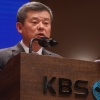 수신료 분리 징수 위기 KBS, 1년 이상 직원에도 희망퇴직 받는다