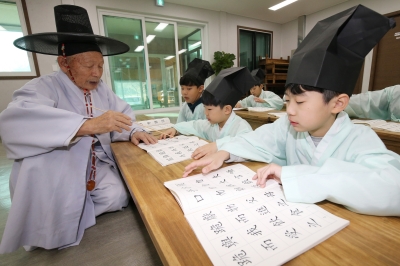 서당에서 사자소학 배우는 어린이들