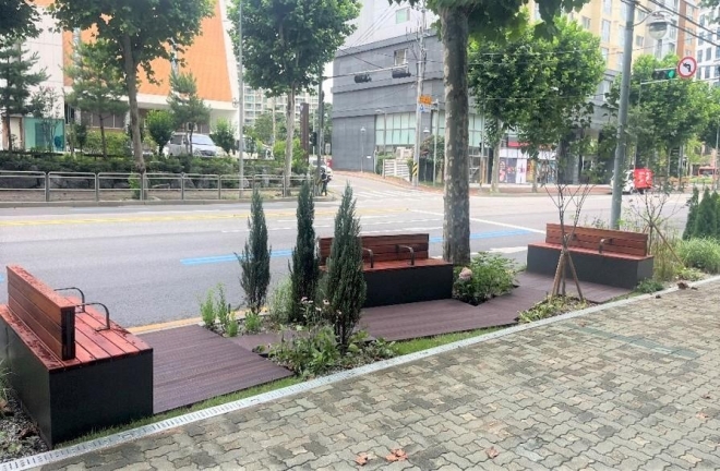서울 영등포구 영중로에 설치된 ‘정원형 띠녹지’와 ‘포켓쉼터’. 영등포구 제공