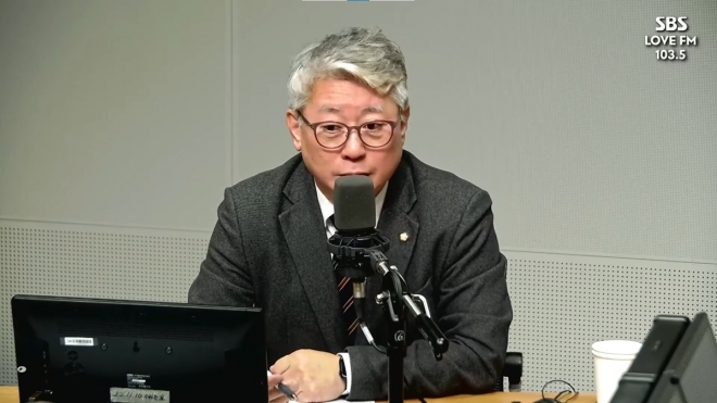 SBS라디오 ‘김태현의 정치쇼’에 출연한 조응천 더불어민주당 의원.  SBS