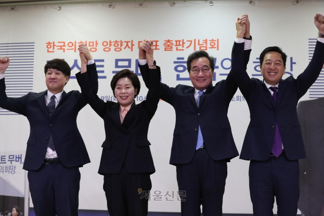 9일 오전 서울 여의도 국회 의원회관에서 열린 양향자 한국의희망 대표 출판기념회에서 참석자들이기념촬영을 하고 있다.  오른쪽부터 금태섭 새로운선택 공동대표, 이낙연 전 더불어민주당 대표, 양향자 한국의희망 대표, 이준석 개혁신당(가칭) 정강정책위원장. 2024.1.9안주영전문기자