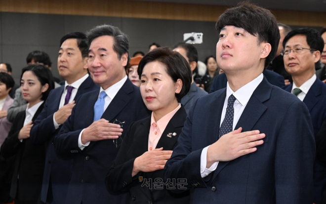 신당 창당을 추진 중인 이준석 전 국민의힘 대표(오른쪽부터)와 한국의희망 양향자 대표, 이낙연 전 더불어민주당 대표, 새로운선택 금태섭 공동대표, 정의당 류호정 의원이 9일 국회 의원회관에서 열린 양 대표의 출판기념회에 참석해있다. 2024.1.9안주영 전문기자