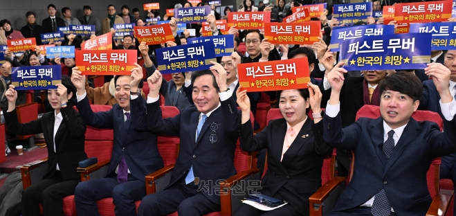 신당 창당을 추진 중인 이준석 전 국민의힘 대표(오른쪽부터)와 한국의희망 양향자 대표, 이낙연 전 더불어민주당 대표, 새로운선택 금태섭 공동대표, 정의당 류호정 의원이 9일 국회 의원회관에서 열린 양 대표의 출판기념회에 나란히 앉아 포즈를 취하고 있다. 2024.1.9안주영 전문기자