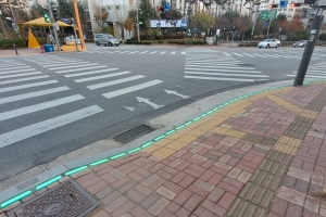 신호등 건널 때 안전하게…강동구 스마트 횡단보도 설치 완료