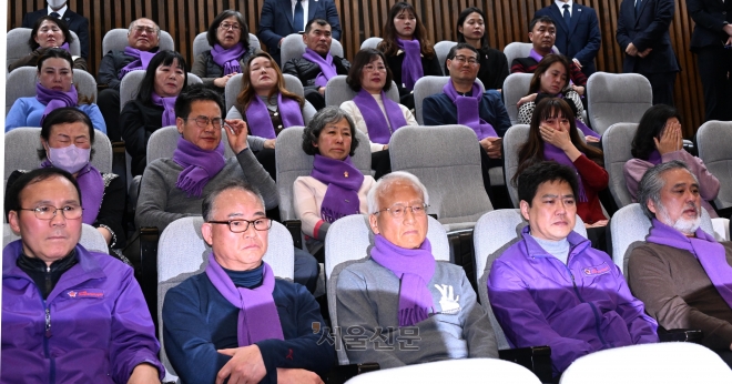 이태원 참사 유가족들이 9일 국회 본회의장 방청석에서 ‘이태원 참사 진상규명을 위한 특별법’ 통과를 지켜보고 있다. 안주영 전문기자