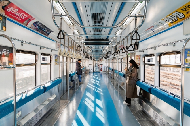 서울교통공사가 출근 시간대 혼잡도 완화를 위해 지하철 4호선 열차의 객차 중 한 칸의 의자를 없앴다. 의자 없는 열차는 10일부터 시범 운영된다. 서울교통공사 제공