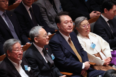 예술의전당 찾은 윤 대통령 “미국서 노래한 이유는…”