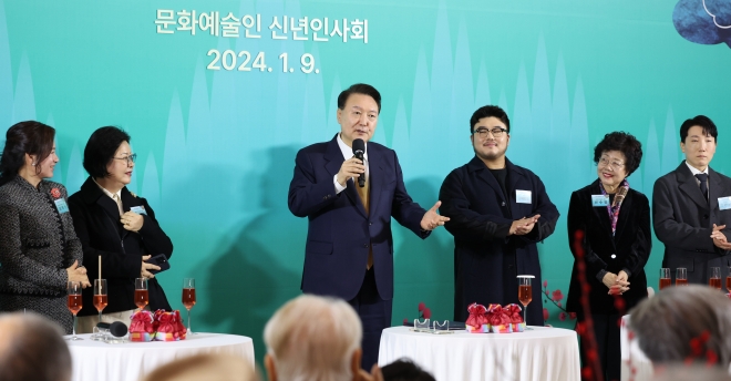 윤석열 대통령이 9일 서울 서초구 예술의전당에서 열린 2024 문화예술인 신년인사회에 참석해 격려사를 하고 있다. 2024.1.9 연합뉴스