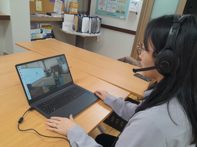 서울 도봉중독관리통합지원센터 상담사가 메타버스 가상 공간에서 지역 청년과 중독 상담을 하고 있다. 도봉구 제공