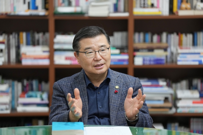 류경기 서울 중랑구청장이 지난 3일 서울신문과의 인터뷰에서 민선 8기 1년 6개월을 맞은 소회에 대해 밝히고 있다. 중랑구 제공