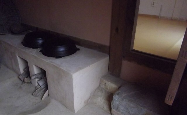 아궁이에 불을 지펴 방을 데우는 온돌은 한국 고유의 난방 방식이다. 하층민의 난방 방식이었던 온돌은 조선 중기 이후 양반 사대부와 왕가에까지 확산됐다. 에듀넷 제공