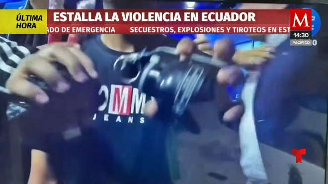 9일(현지시간) 에콰도르 최대 도시 과야킬에 있는 TC텔레비시온 방송국에 10여명의 무장 괴한이 침입, 총기와 수류탄으로 방송 진행자와 직원 등을 위협하고 있다. 2024.1.9 TC텔레비시온/노티시아스 텔레문도