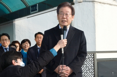 이재명, 피습 8일만에 퇴원…“심려 끼쳐 죄송”