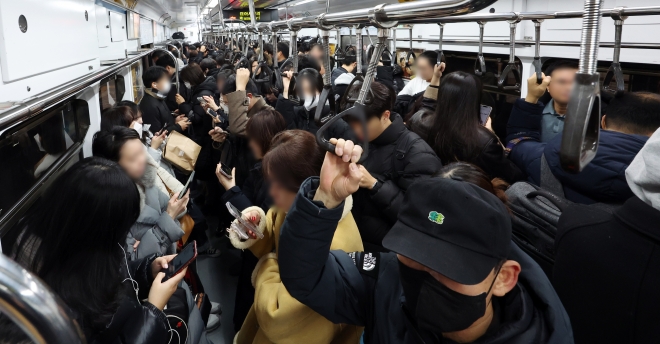 10일 서울 지하철 4호선 의자 없는 칸에서 시민들이 열차를 이용하고 있다.  서울교통공사는 출퇴근 시간에 혼잡도를 낮추기 위해 좌석 없는 지하철 시험 운행을 시작했다. 뉴스1
