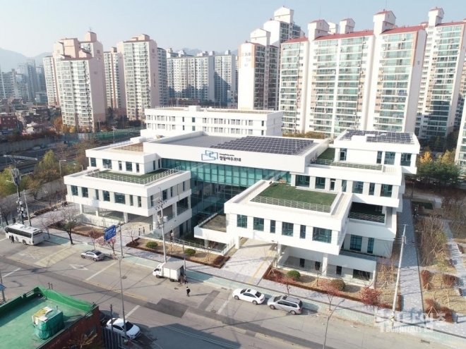 서울 도봉구가 창업·일자리 복합 지원 시설인 ‘창동 아우르네’ 내 창동 아우르네빌리지 총 48호 중 19호를 청년 창업인과 청년 음악인에게 공급한다. 사진은 창동 아우르네 전경. 도봉구 제공