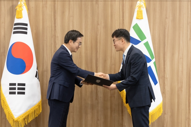 김동연 경기도지사가 김현곤 경제부지사에게 임용장을 수여하고 있다(사진제공 경기도)